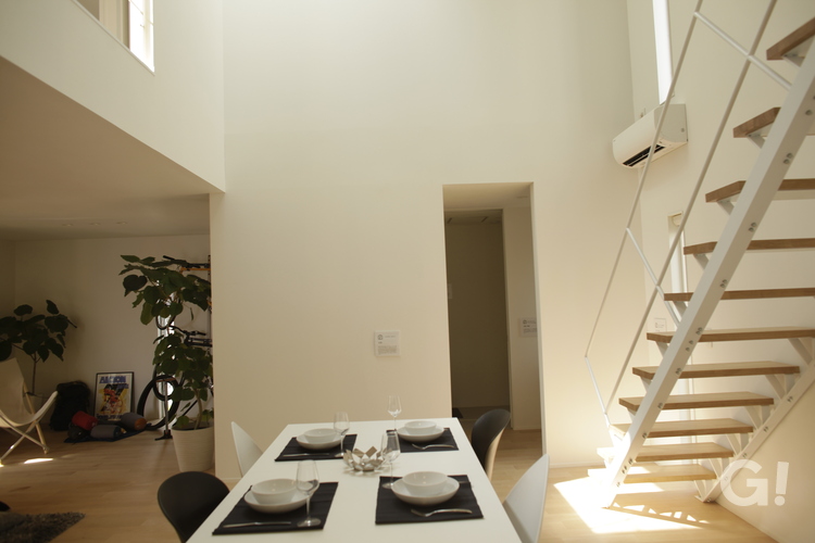 空間のデザイン性を高める美しい規格住宅のリビング階段の写真