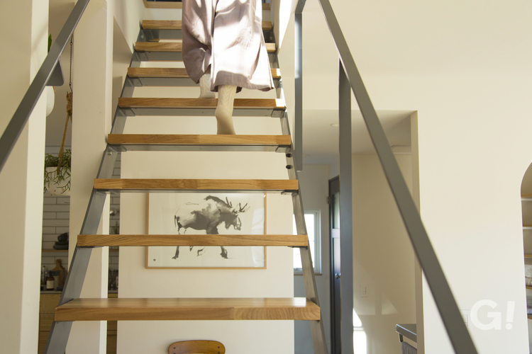 美しい規格住宅のかっこいい存在感となるシースルー階段が中心となる快適な暮らしの写真