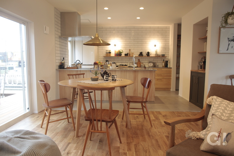 オシャレなカフェのように寛げる美しい規格住宅の北欧キッチン