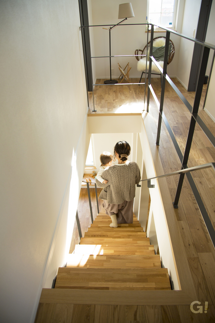心地よい抜け感となる美しい規格住宅のスケルトン階段がある暮らしの写真