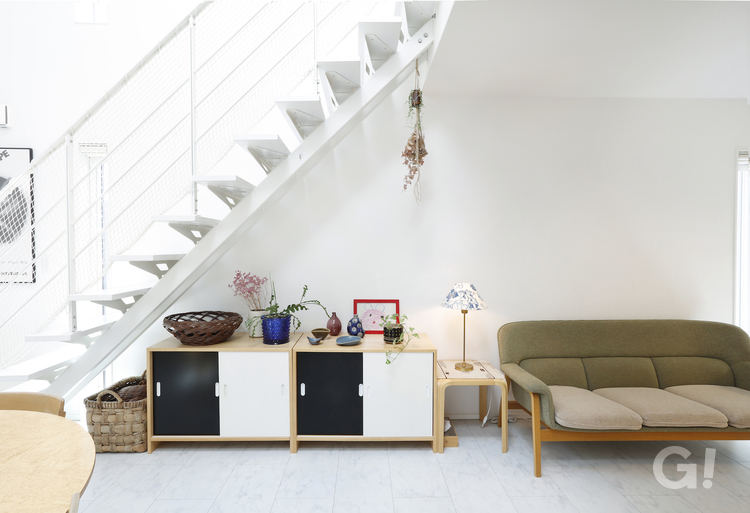 美しい規格住宅の洗練されたシンプルな階段下のリビング