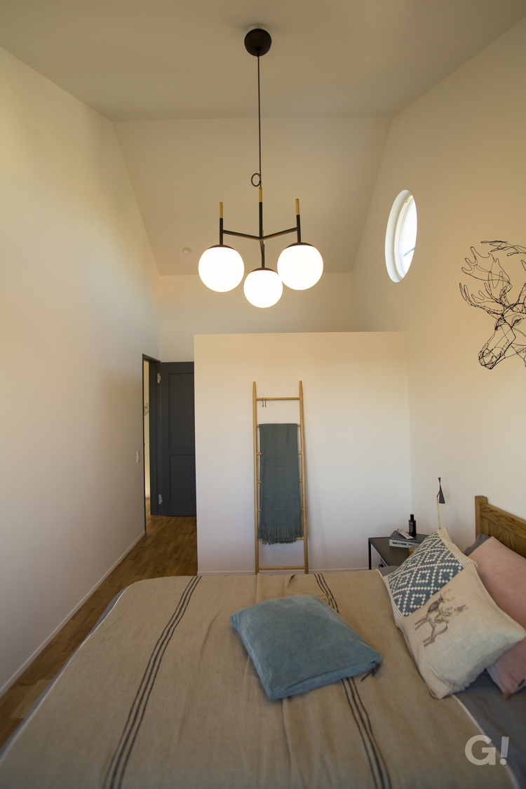 北欧ヴィンテージスタイルが心地よい美しい規格住宅のこだわりのベッドルームの写真