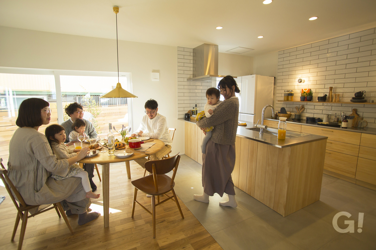 たくさん招きたくなる美しい規格住宅の褒められキッチンの写真