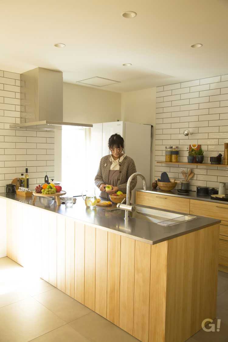 オシャレな北欧デザインが美しい規格住宅の快適なオープンキッチンの写真