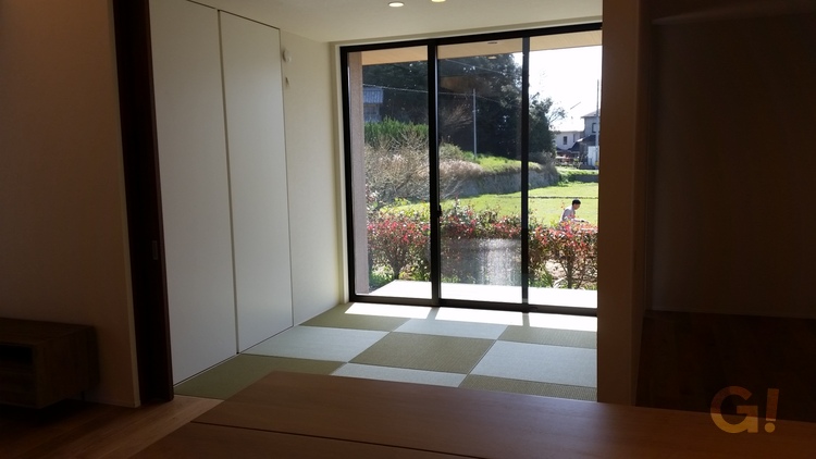 琉球畳が映える見渡せる美しい規格住宅の和室の写真