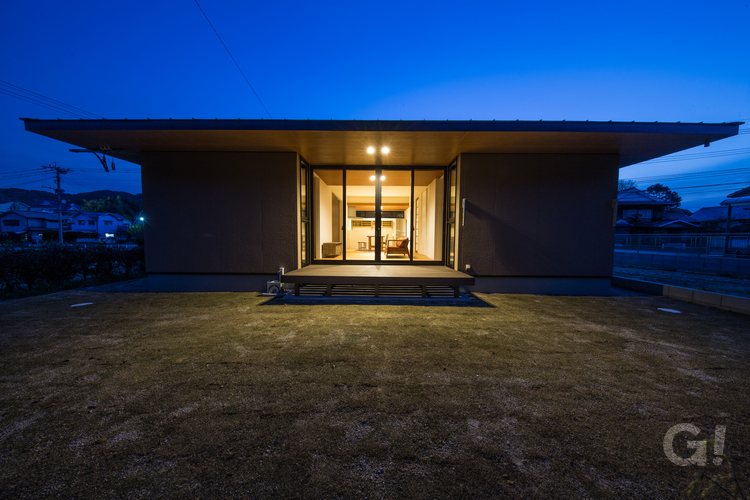 大きな軒が伝統と安心を感じさせる美しい規格住宅の平屋住宅の写真