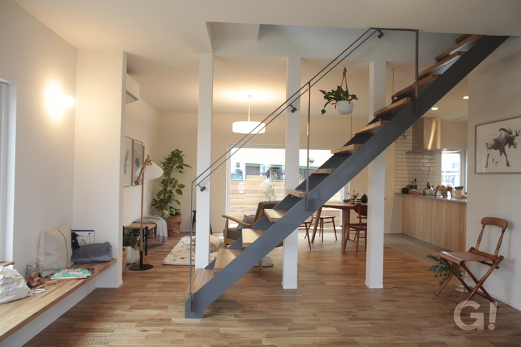 カフェ風空間に映える美しい規格住宅のアイアンストリップ階段