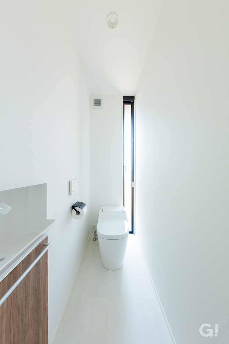 美しい規格住宅の爽快なホワイトシンプルトイレの写真