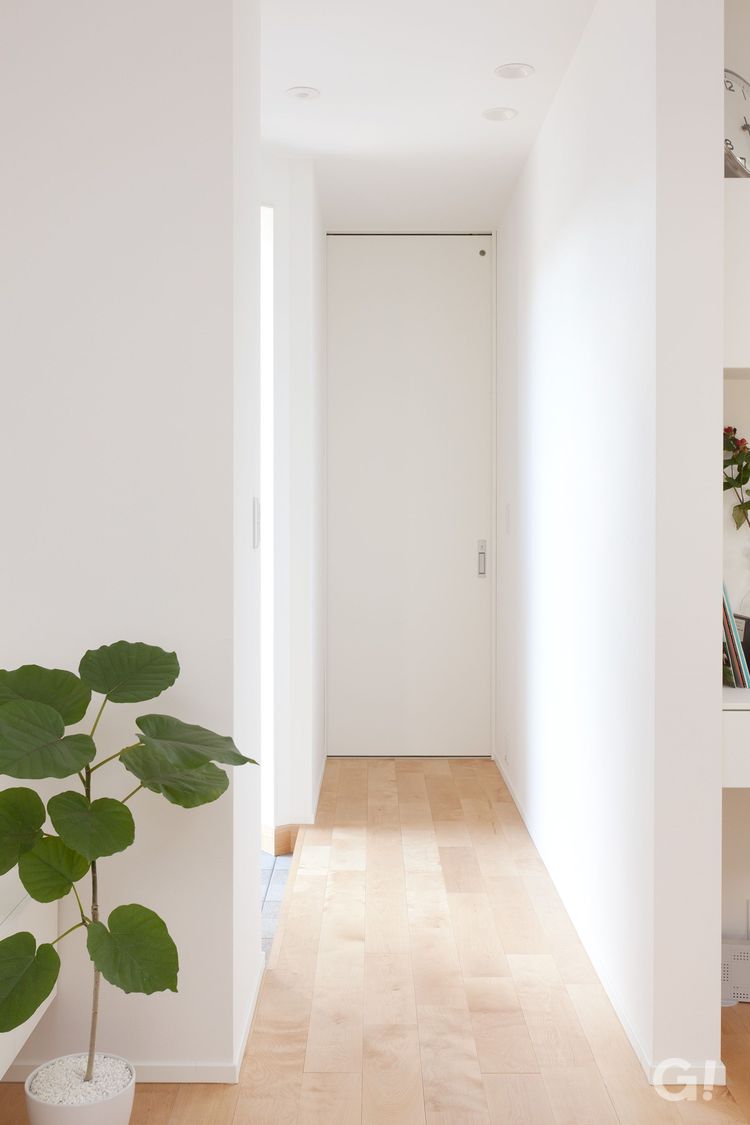 シャビーな白い廊下のある美しい規格住宅の写真