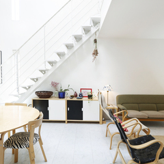 階段下も心地よく＆お洒落に活用した美しい規格住宅のLDK