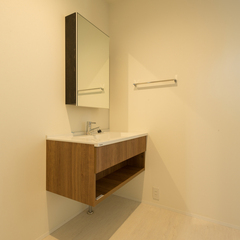 美しい規格住宅の高品質でシンプルな洗面台