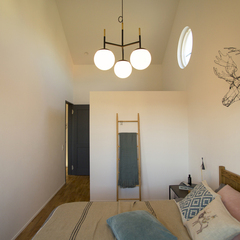 美しい規格住宅の落ち着きのある可愛い北欧の寝室