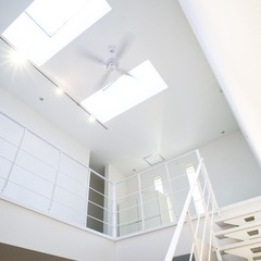 心地よく優雅に回転するシーリングファンが素敵な美しい規格住宅のホール