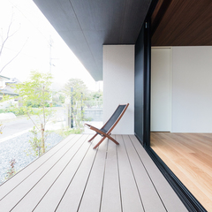 心地よい風に吹かれてプライベートを満喫する美しい規格住宅のウッドデッキ