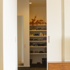 優しい気持ちに包み込まれ心穏やかになる美しい規格住宅の玄関