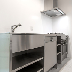 ステンレスで大人かっこよさ漂う美しい規格住宅のキッチン