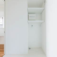 洗練された白が基調のシンプルな美しい規格住宅の収納スペース 