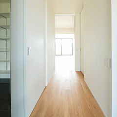 美しい規格住宅の短めの玄関廊下空間でお部屋面積を確保