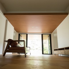 高品質木材のシンプルな美しい規格住宅のリビング