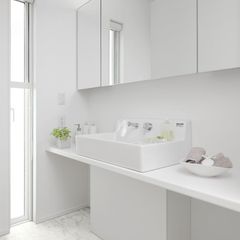 白で統一した美しい規格住宅の洗練されたデザインの洗面所
