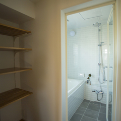 水回りに最適なタイルに囲まれた美しい規格住宅の浴室空間