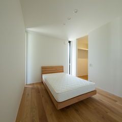美しい規格住宅の洗練された空間とデザインの寝室