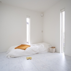 美しい規格住宅の白でまとめられた寝室