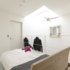 シーリングファンの風感じる寝室の美しい規格住宅