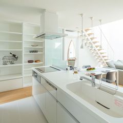 白で統一された北欧のおしゃれなキッチンのある美しい規格住宅