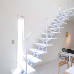 美しい規格住宅の開放感あふれるストリップ階段