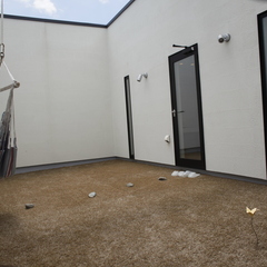 使い勝手が良いおしゃれな屋上庭園がある美しい規格住宅