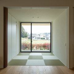 開放的な大きな窓のある和室が特徴的な美しい規格住宅
