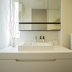 清潔感あふれるホワイトで統一した美しい規格住宅の洗面化粧台