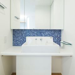 美しい規格住宅の清潔感と収納力をデザインした洗面化粧台