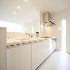 美しい規格住宅の白で統一されたスタイリッシュなキッチン