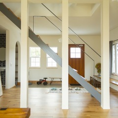 インテリア雑誌のような美しい規格住宅のアイアンのオープン階段