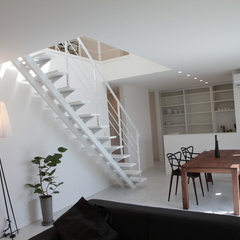 モノトーンで統一された美しい規格住宅のリビングダイニング