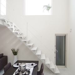 美しい規格住宅の開放感あふれるかっこいいスケルトン階段