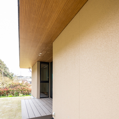 美しい規格住宅の深い軒が心地よい暮らしを叶える家