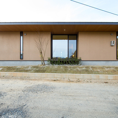 アースカラーが自然に馴染む美しい規格住宅の平屋住宅