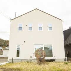 美しい規格住宅の空と緑が映えるオシャレな南欧風外観のお家