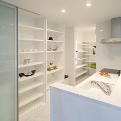 ホワイトベースが明るく清潔感あふれる美しい規格住宅のオープンキッチン