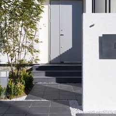 美しい規格住宅のデザイン性に魅了されるこだわりの玄関アプローチ