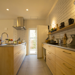 家事動線も考えた美しい規格住宅のあたたかみある北欧スタイルのキッチン