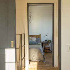美しい規格住宅の心からくつろげる北欧風の寝室