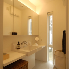 間接照明がやわらかさを＋プラスする美しい規格住宅のホテルライクなパウダールーム