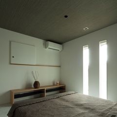 心地よさを演出するスリットの窓が美しい規格住宅のホテルライクな寝室