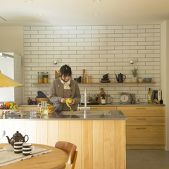 北欧スタイルのオシャレキッチンが主役となる美しい規格住宅のＬＤＫ
