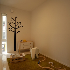 やさしい雰囲気に包まれる美しい規格住宅のスタイリッシュな子供部屋