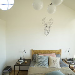 美しい規格住宅の落ち着く色合いの可愛い北欧の寝室